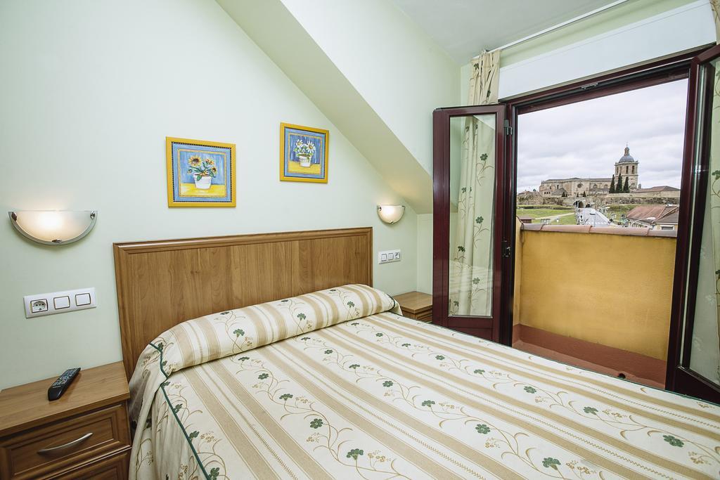 Hospederia Puerta De La Catedral Hotel Ciudad Rodrigo Room photo