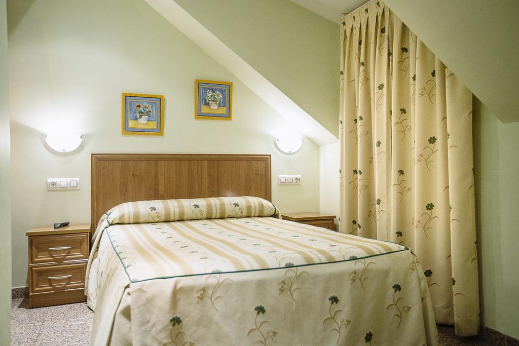 Hospederia Puerta De La Catedral Hotel Ciudad Rodrigo Room photo
